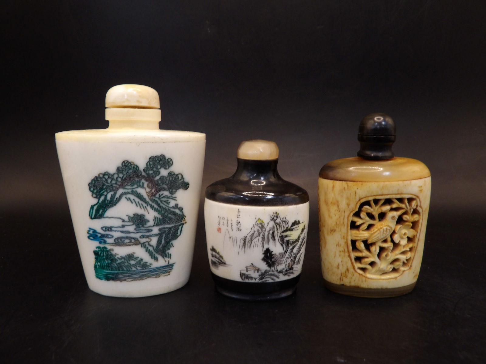 lot of 3 horn or bone snuff bottles: Tallest one is 2.7 inches height.