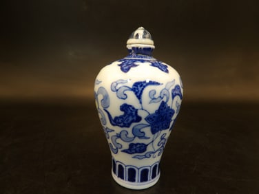 Chinese Kangxi double circle porcelain snuff bottle