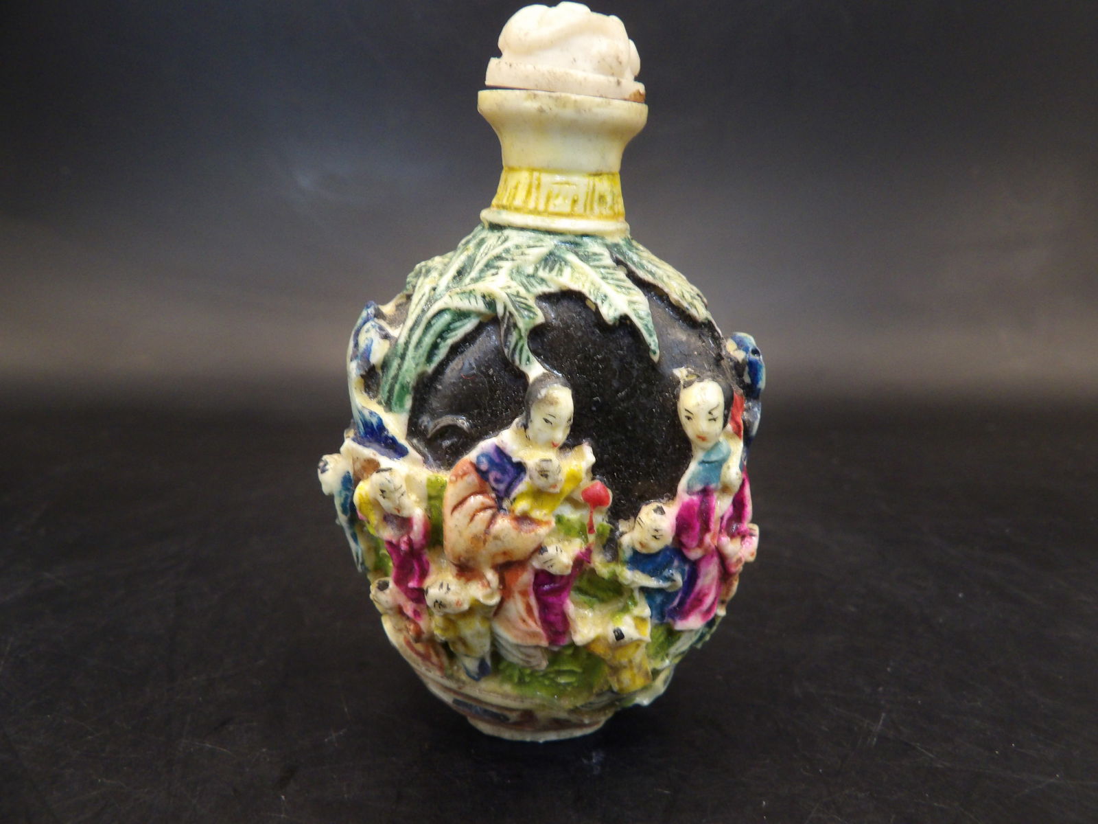 Chinese Qing dynasty Qianlong mark molded resin snuff bottle (1 of 7)