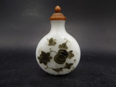 antique Chinese overlay glass snuff bottle