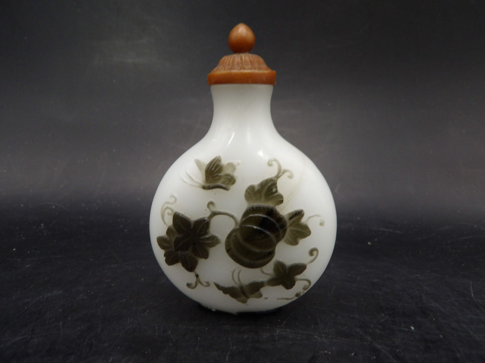 antique Chinese overlay glass snuff bottle: 2.6 inches height.