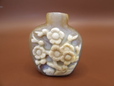 Chinese cameo agate floral motif snuff bottle