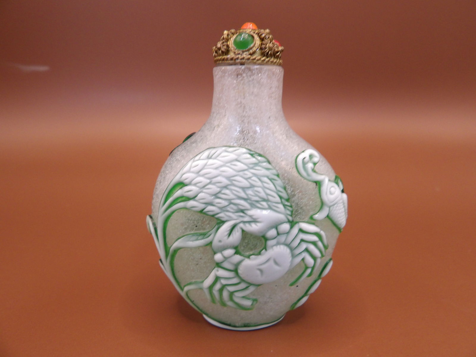 Qing dynasty Chinese overlay glass snuff bottle with grasshopper motif: 2.6 inches height.