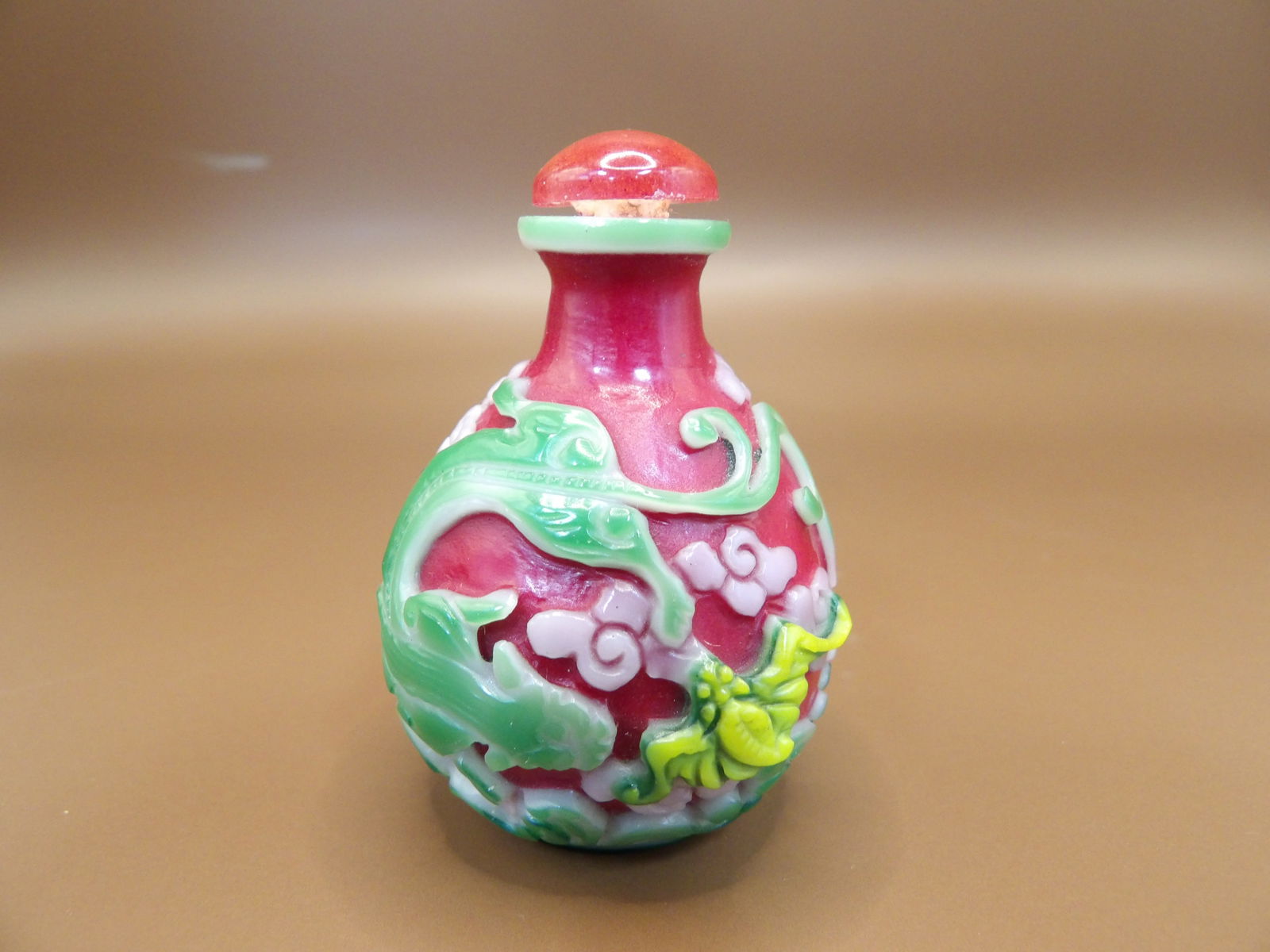 Chinese antique 4-color overlay glass snuff bottle with Chilong motif (1 of 6)