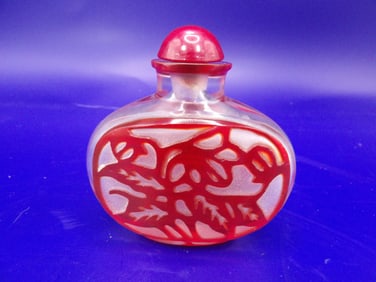 Chinese red overlay glass snuff bottle