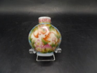 very fine hand painted bats glass snuff bottle with Qing dynasty Qianlong mark