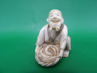 antique Japanese netsuke fine carving signed
