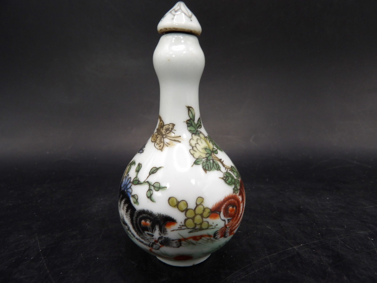 Chinese porcelain hand painted 2 cats snuff bottle: 3 inches height.