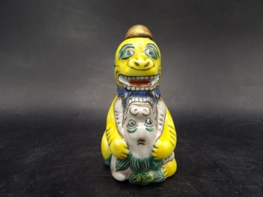 Chinese antique molded porcelain foo dog snuff bottle with Qing dynasty Qianlong mark
