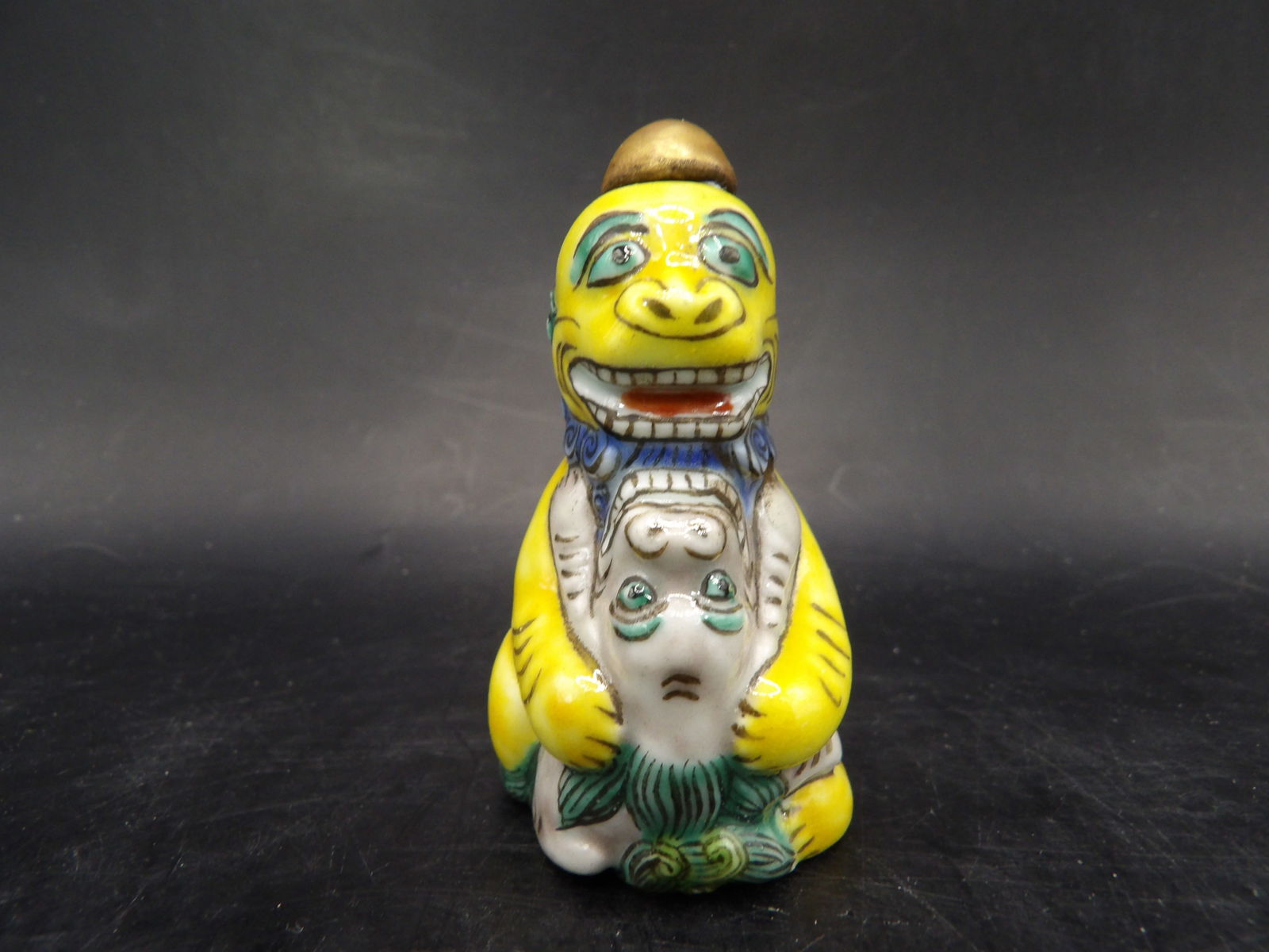 Chinese antique molded porcelain foo dog snuff bottle with Qing dynasty Qianlong mark (1 of 7)