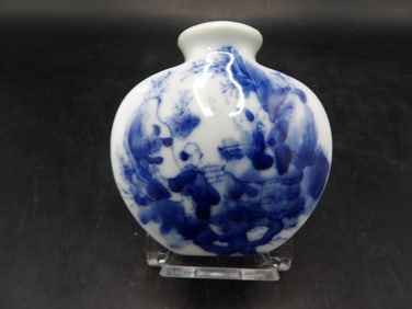 Chinese blue and white hand painted snuff bottle with Qing dynasty Qianlong mark