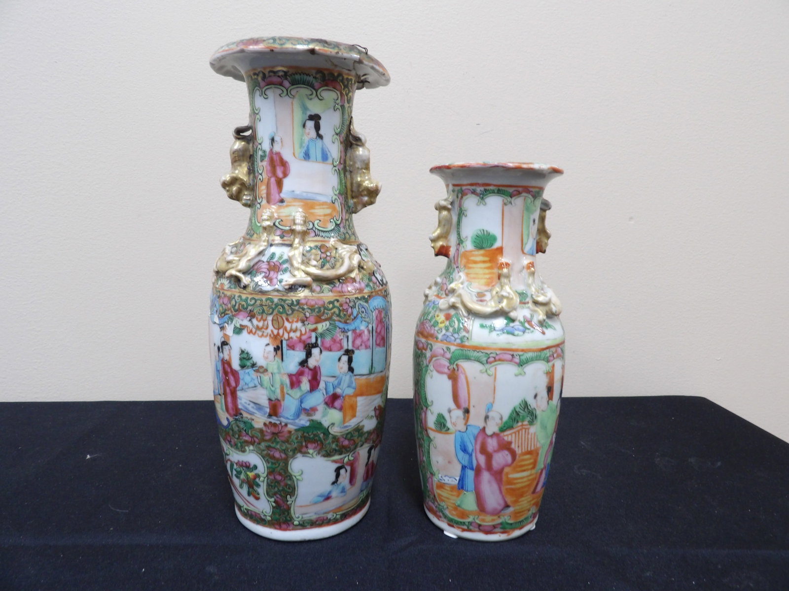 lot of 2 antique Chinese famille rose porcelain vase Qing dynasty: Taller one is 10 inches height.