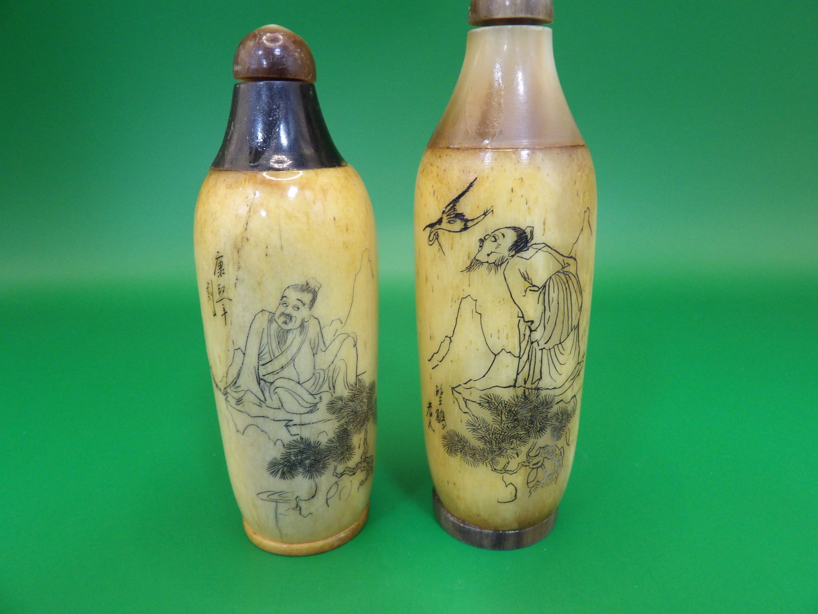 rare lot of 2 Chinese Qing dynasty carved horn snuff bottle signed Kangxi year (1 of 7)