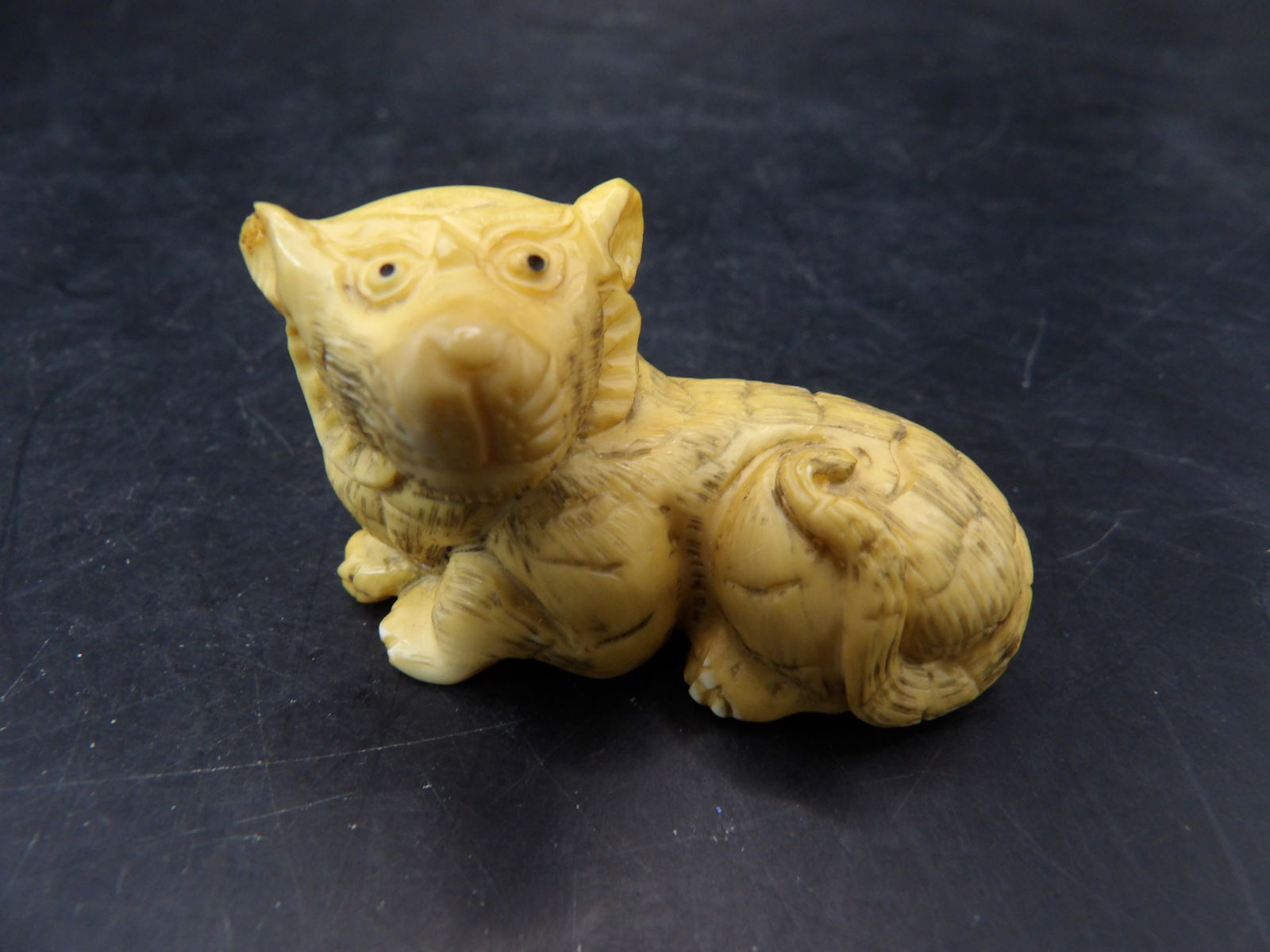 Japanese antique carved netsuke foo dog signed - No Export: Approx. 2 inches length. No international shipping.