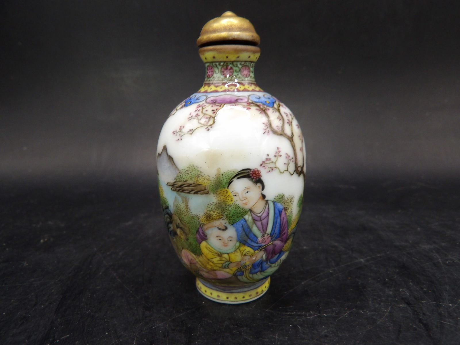 Chinese fine hand painted porcelain snuff bottle with Qing dynasty Qianlong mark (1 of 8)