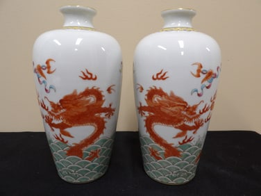 lot of 2 Chinese dragon porcelain vases with Qing dynasty Yongzheng mark