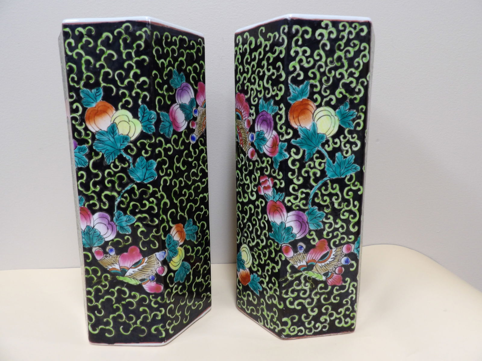 lot of 2 Chinese hexagon shaped porcelain hat stands with Qing dynasty Tongzhi mark (1 of 5)