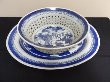 lot of 2 19th century Chinese blue and white porcelain large charger and reticulated basket