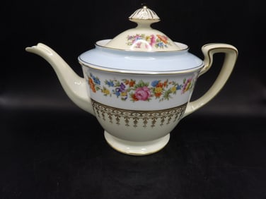 Noritake hand painted in Japan porcelain teapot with gold filigree trim floral pattern