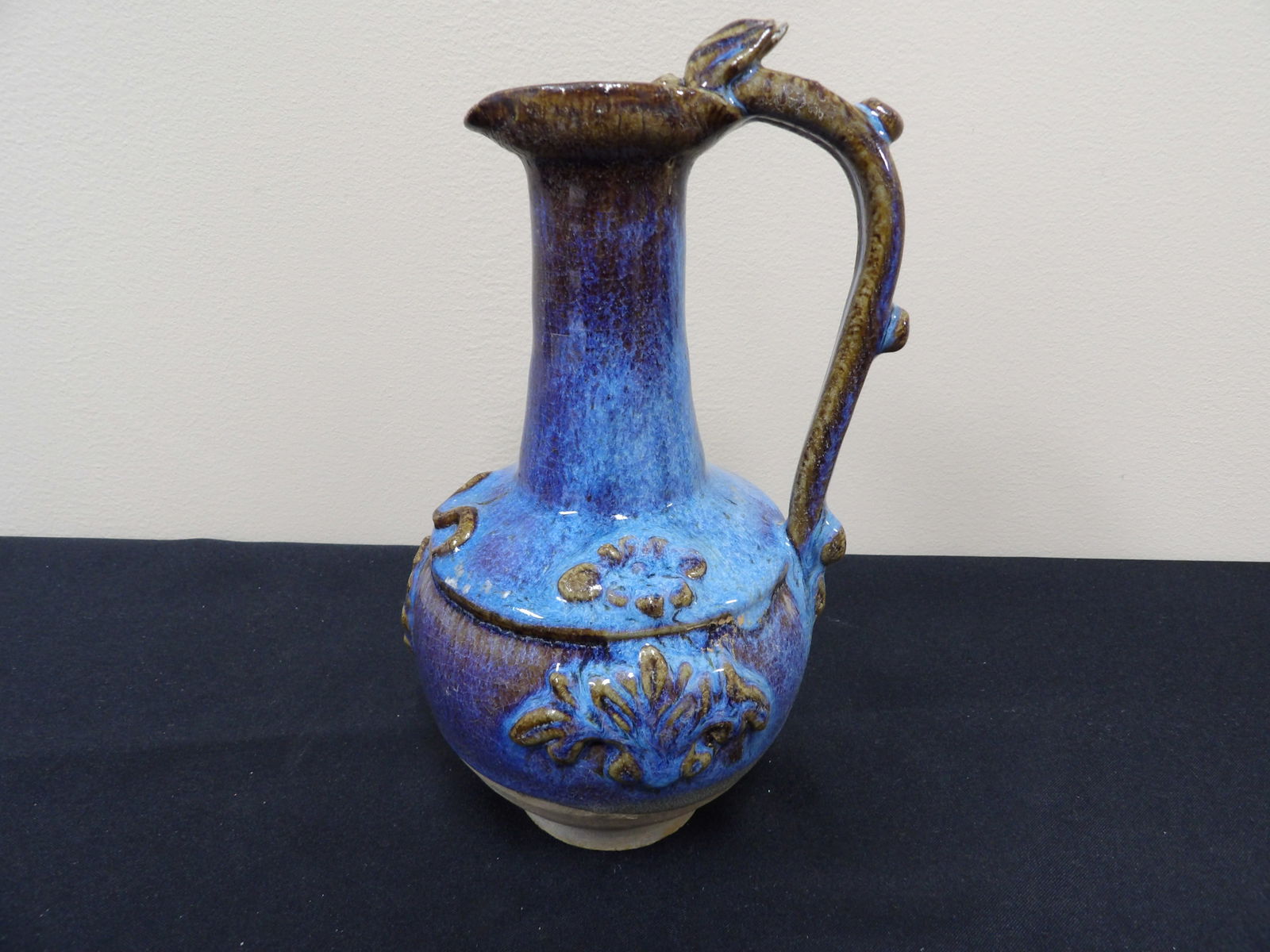 Chinese porcelain wine vessel: 9 inches height.