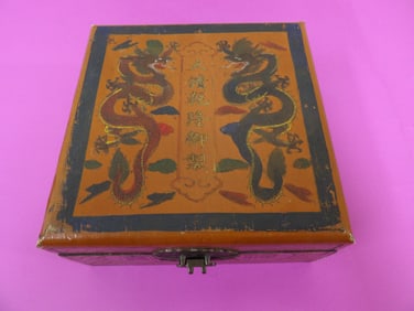 Qing dynasty Qianlong mark a set of glow balls with dragon motif box