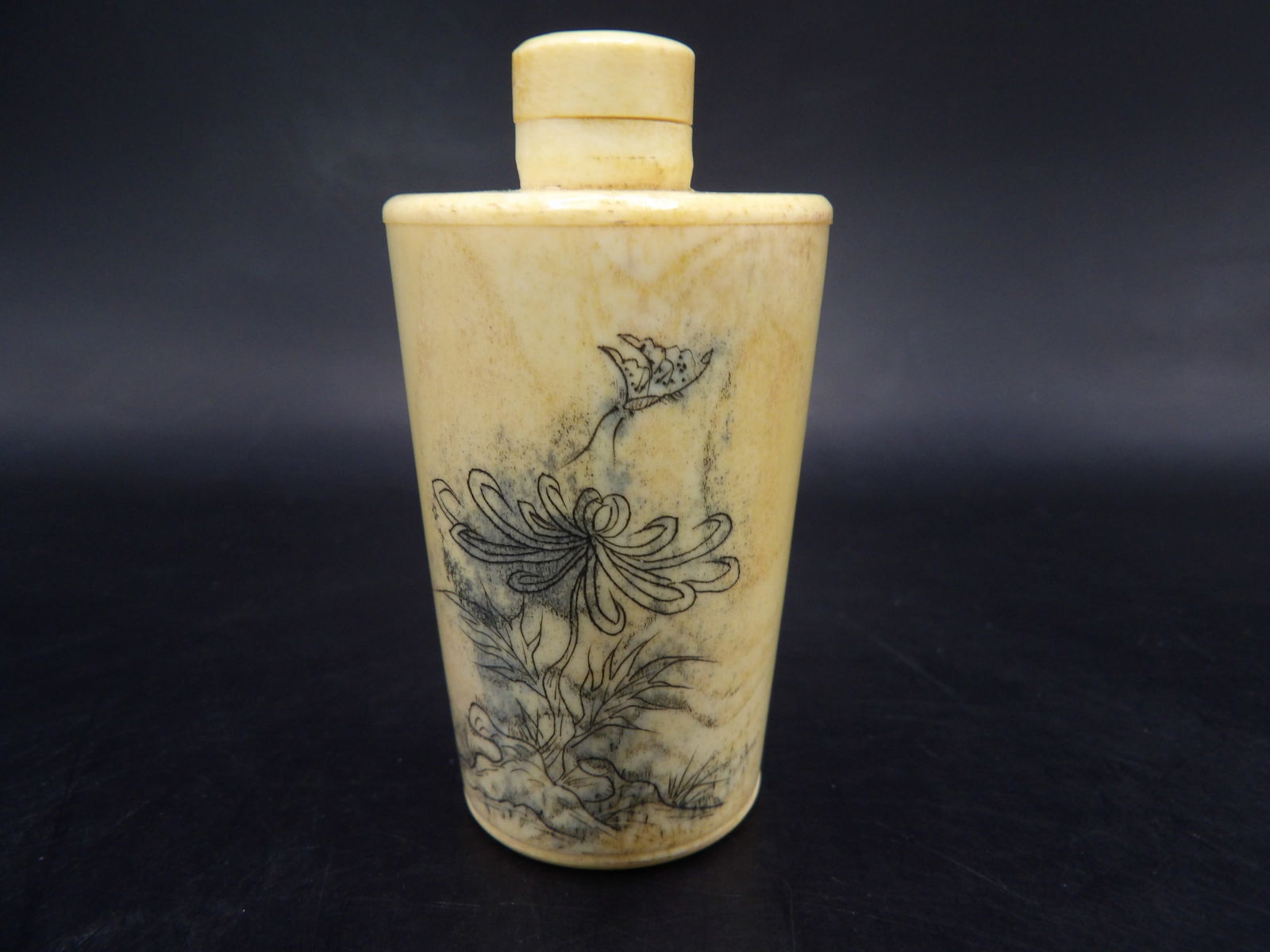 Chinese carved snuff bottle (1 of 5)
