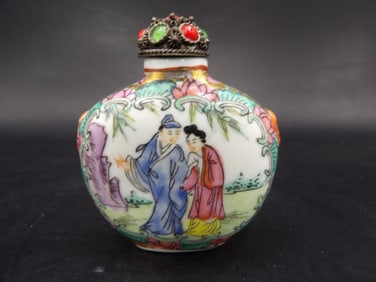 Chinese famille rose porcelain snuff bottle with Qing dynasty Daoguang mark and lion heads