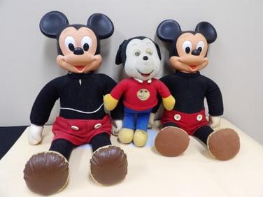 lot of 3 1970s Hasbro marching Mickey Mouse dolls and Knickerbocker plush doll