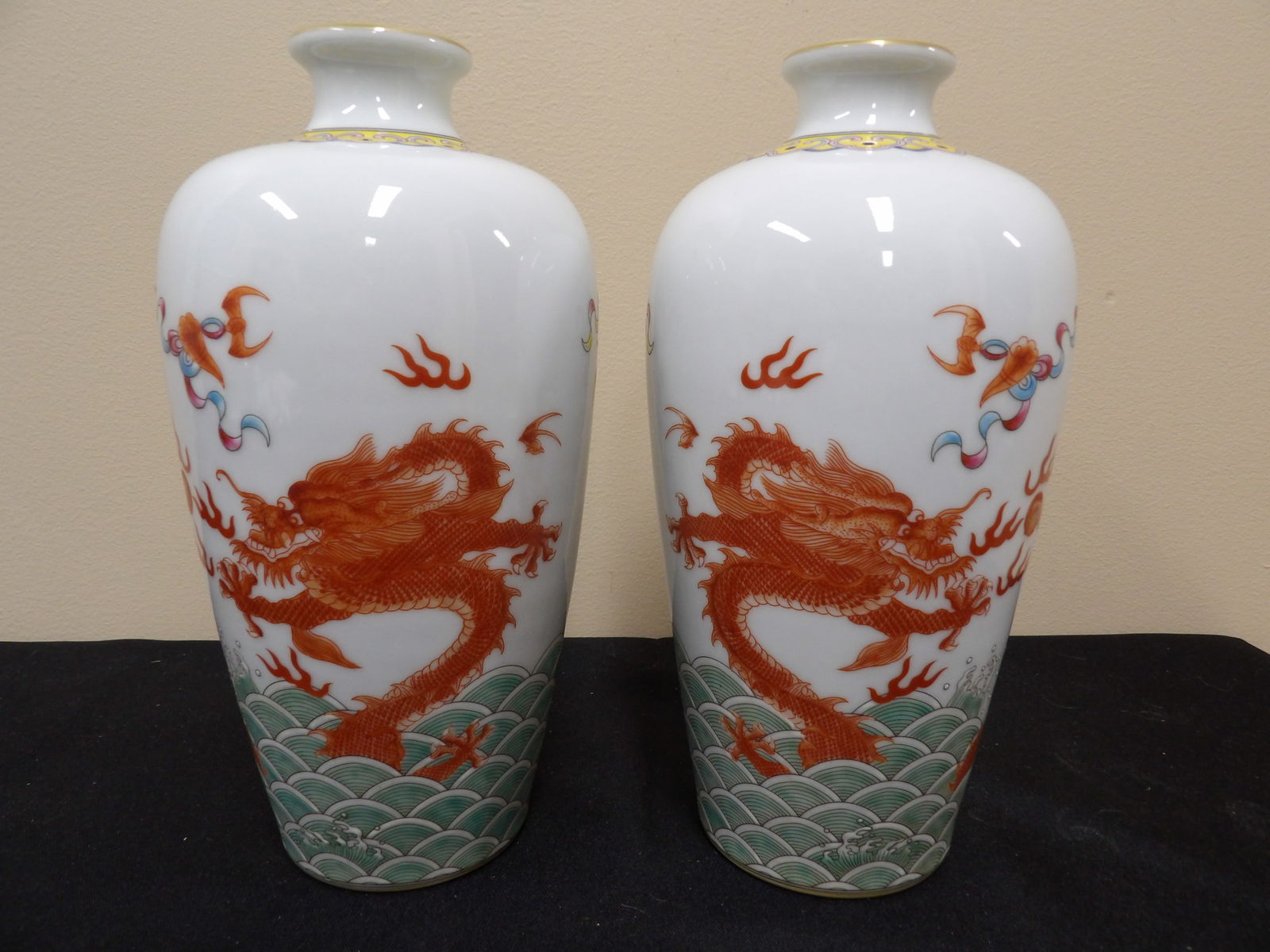 lot of 2 Chinese dragon porcelain vases with Qing dynasty Yongzheng mark (1 of 6)