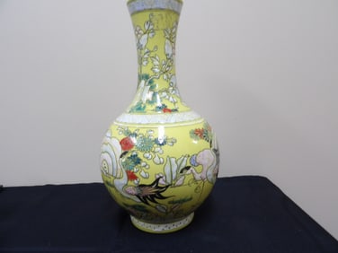 Chinese porcelain vase with Qing dynasty Kangxi mark