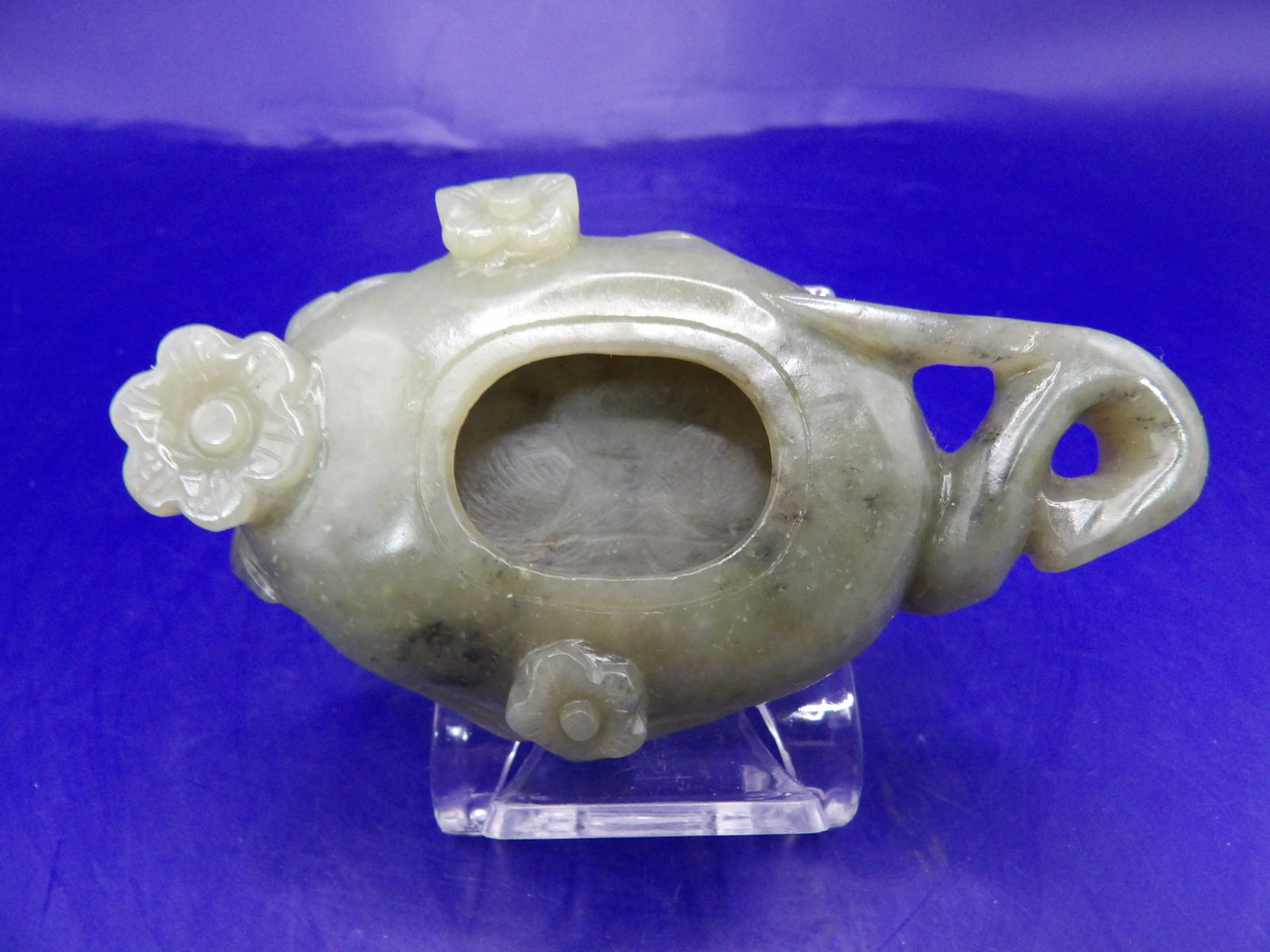 Chinese jade carved brush washer: 3.7 inches length. 101 grams.