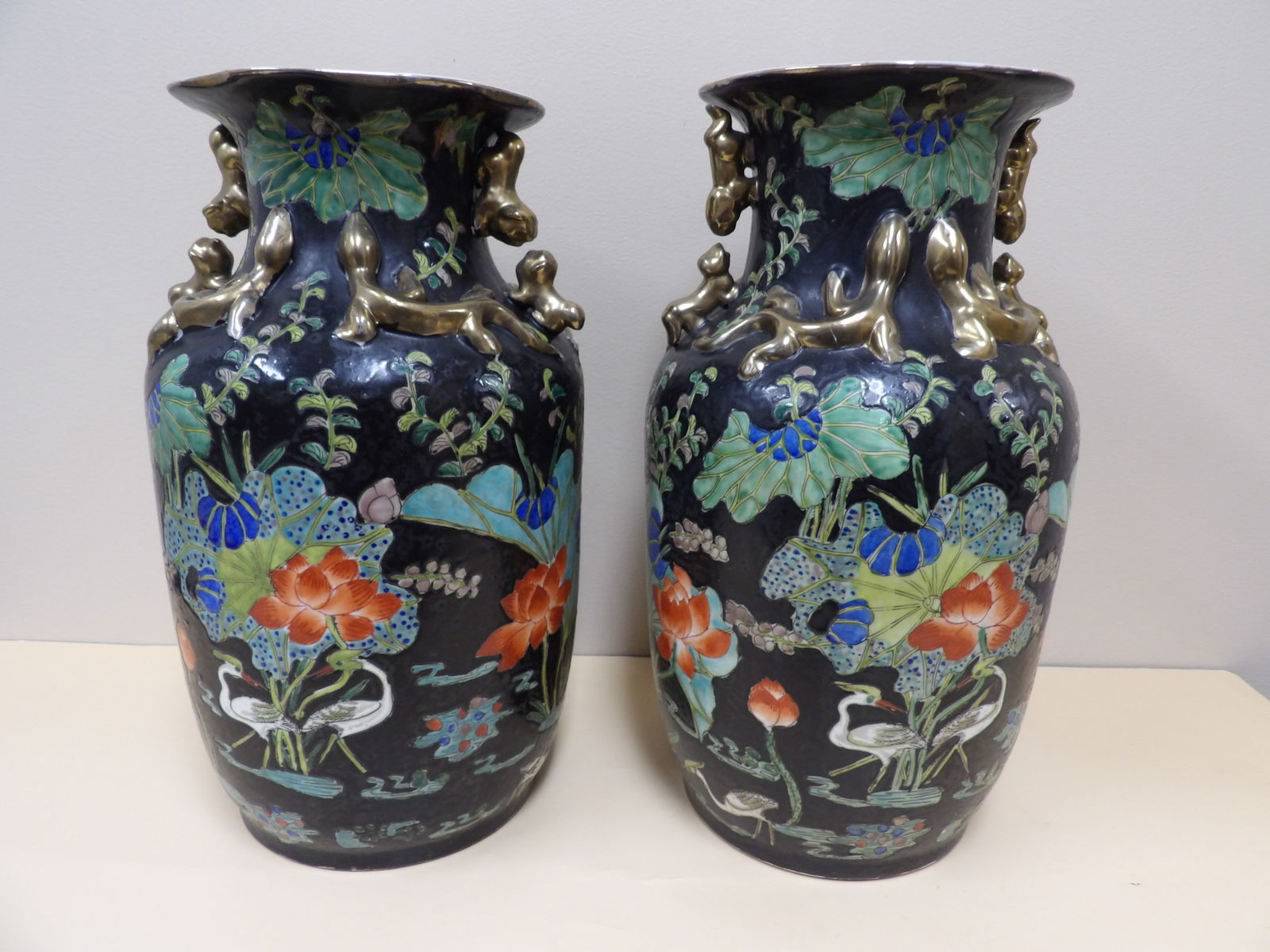 lot of 2 ornate Chinese porcelain vase with Qing dynasty Tongzhi marking (1 of 8)