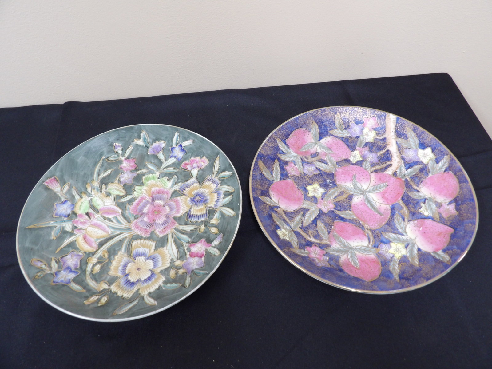 lot of 2 Chinese porcelain plates with floral pattern: 10 inches diameter.