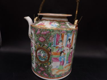 Chinese Qing dynasty hand painted famille rose large porcelain teapot with lid and handle