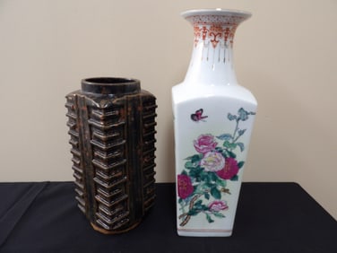 Lot of 2 Chinese porcelain vase
