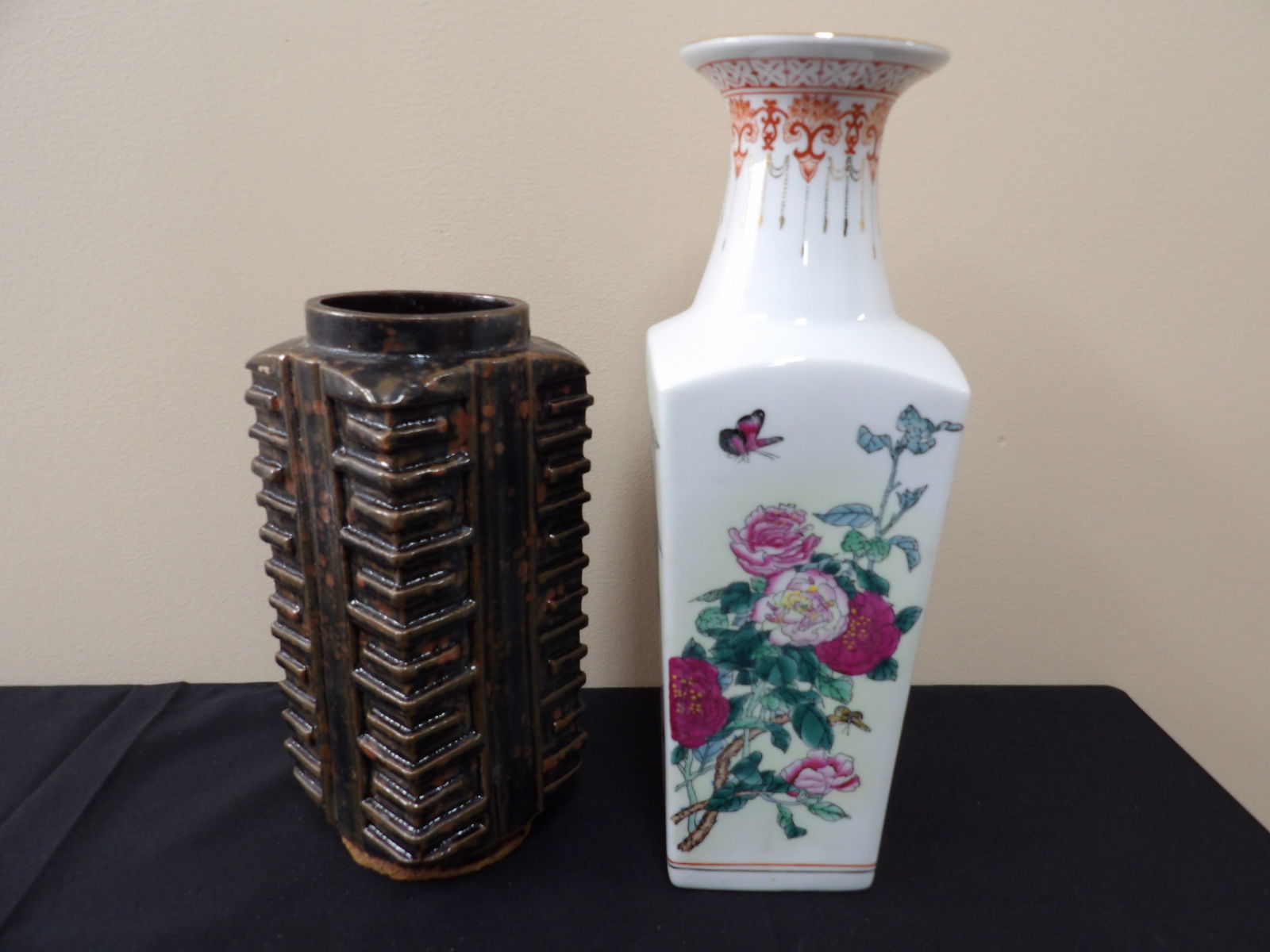 Lot of 2 Chinese porcelain vase: Taller one is 14 inches height.