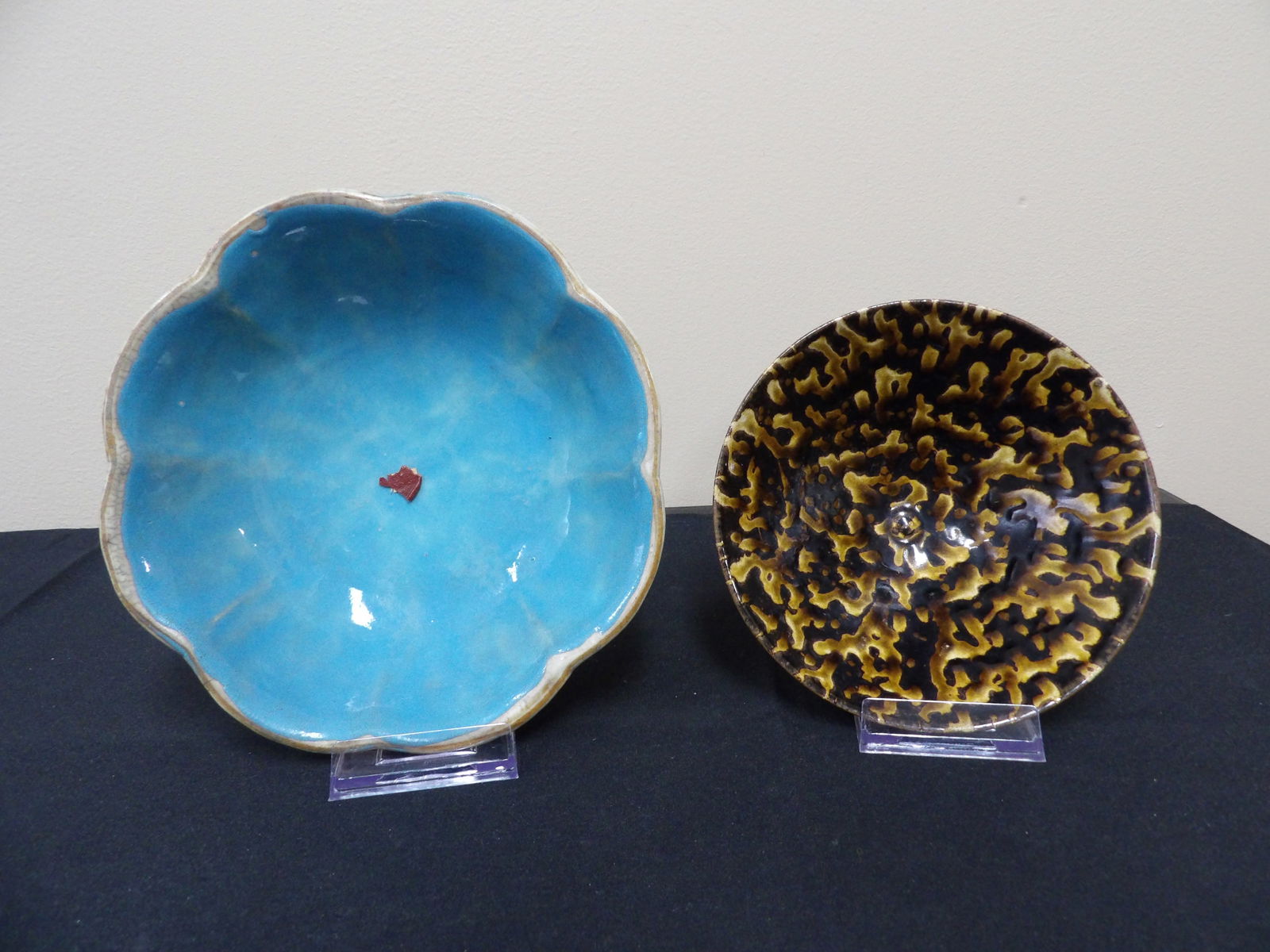 Lot of 2 Chinese porcelain bowls: Bigger bowl is 7.3 inches diameter.