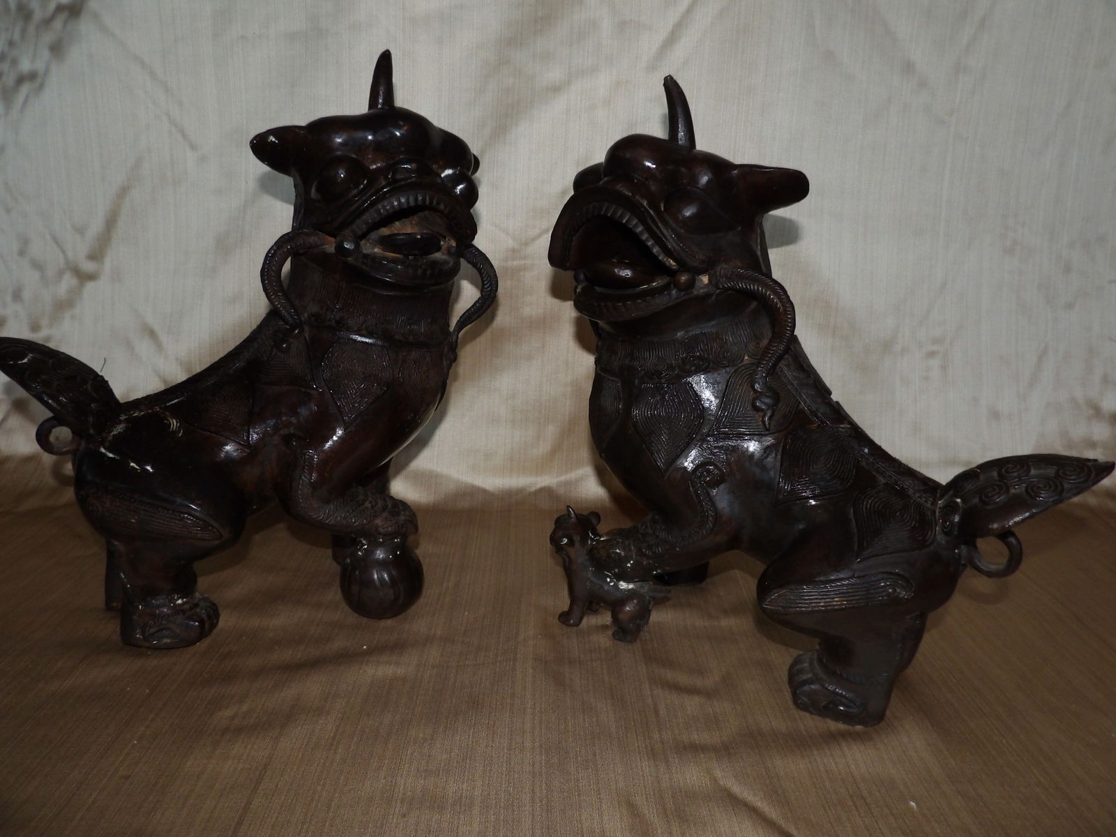 Chinese Large Pair of Bronze Foo Dog Guardian Lions Statues (1 of 9)
