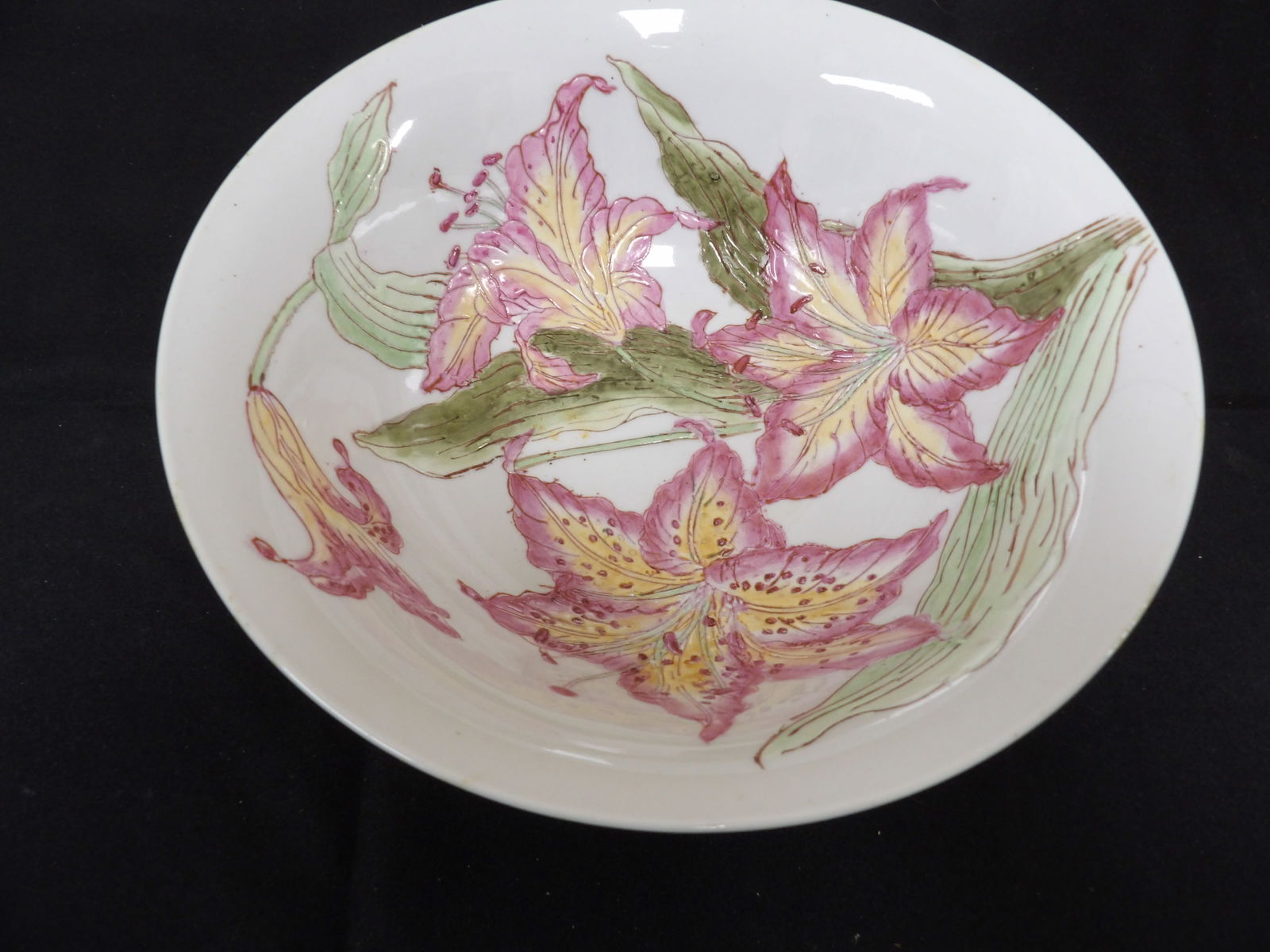 Chinese export porcelain pink lilies floral bowl: 10 inches bowl opening.