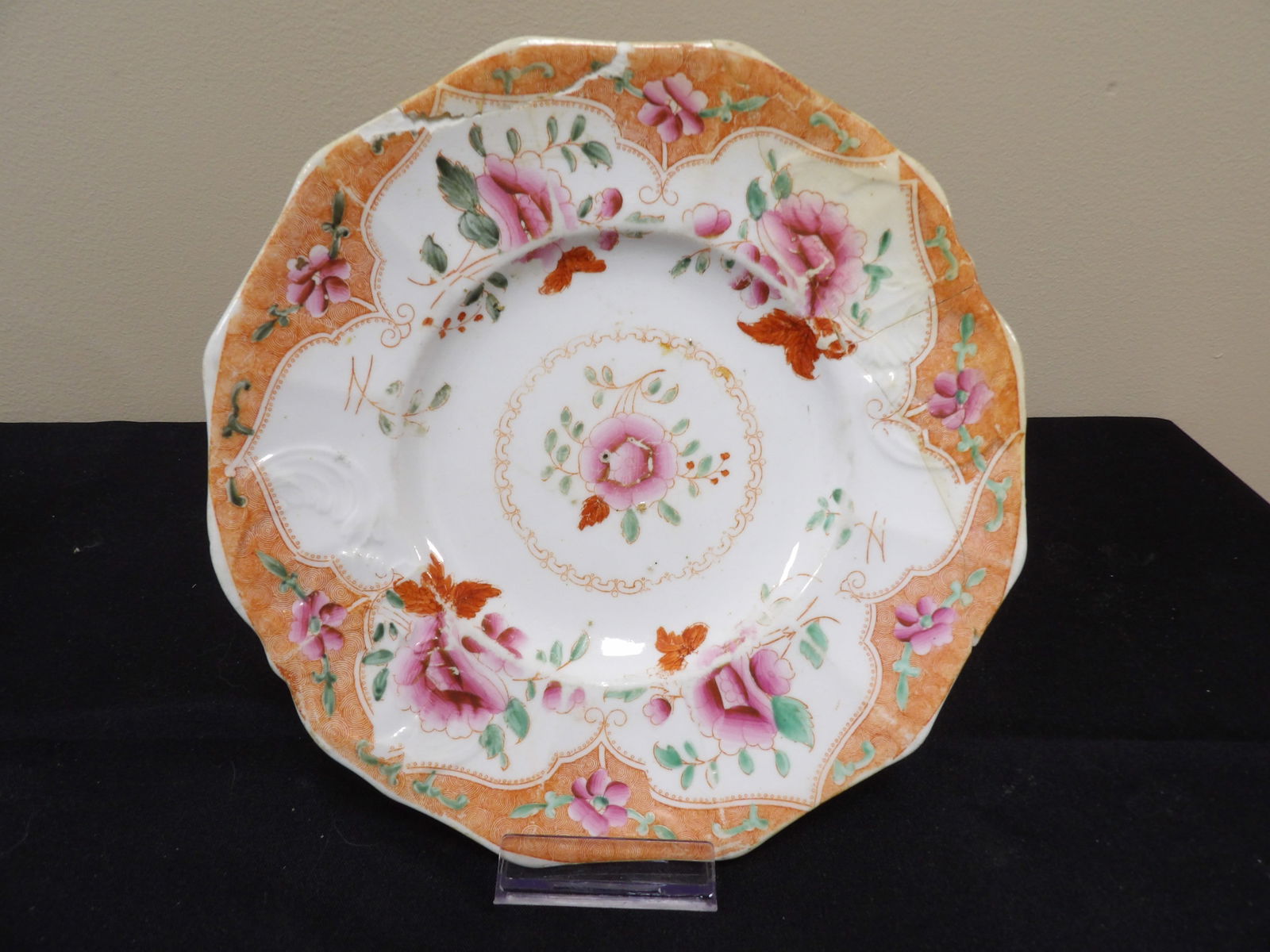 18th century Chinese export porcelain plate: 8.5 inches diameter.