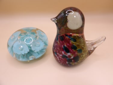 lot of 2 bird shaped and floral pattern art glass paperweight