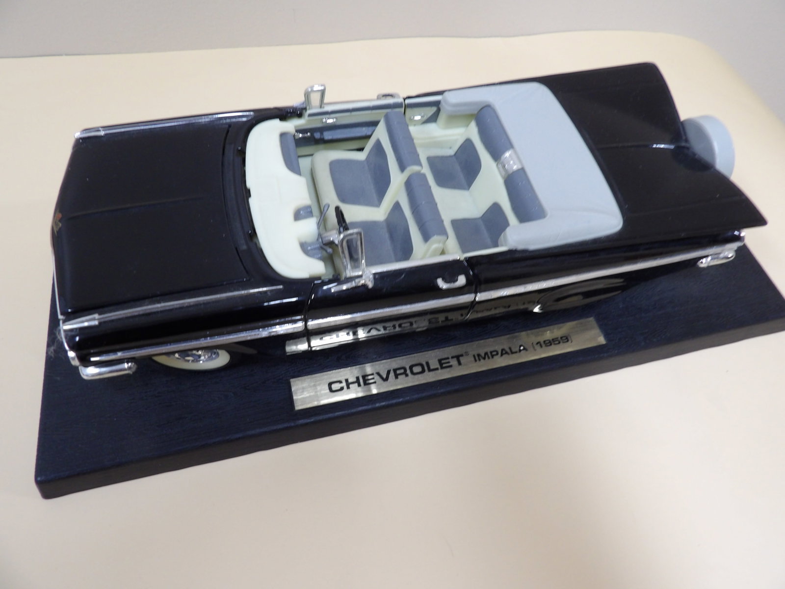 1:18 Chevrolet Impala by Road Signature: 12 inches scale car on 13.8 inches length base.