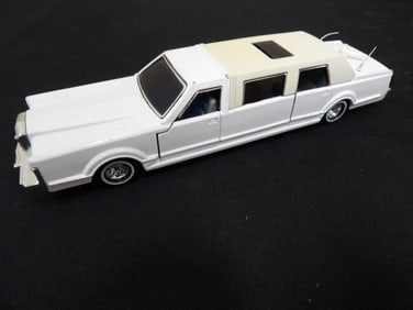 Majorette's Lincoln stretch limousine