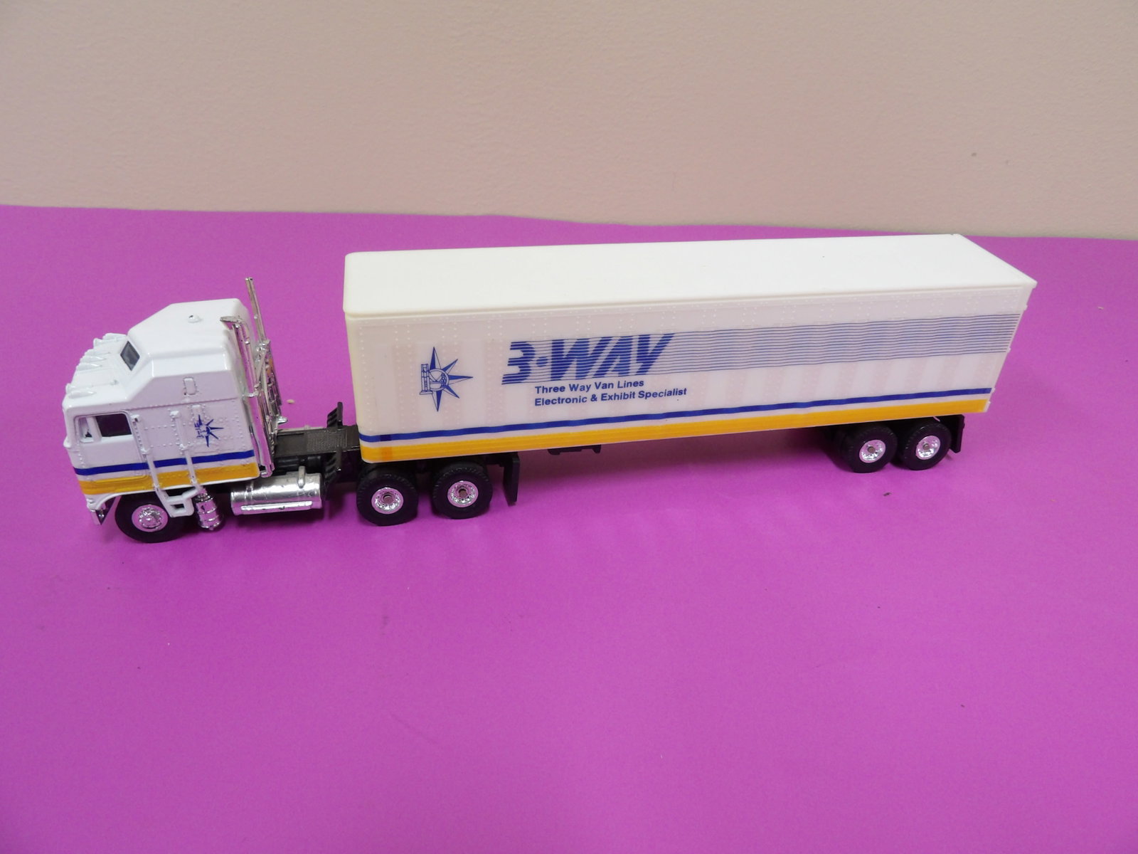 YatMing 3-way van lines tractor-trailer truck: 10 inches length.