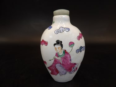 Chinese famille rose porcelain snuff bottle with Qing dynasty Qianlong mark