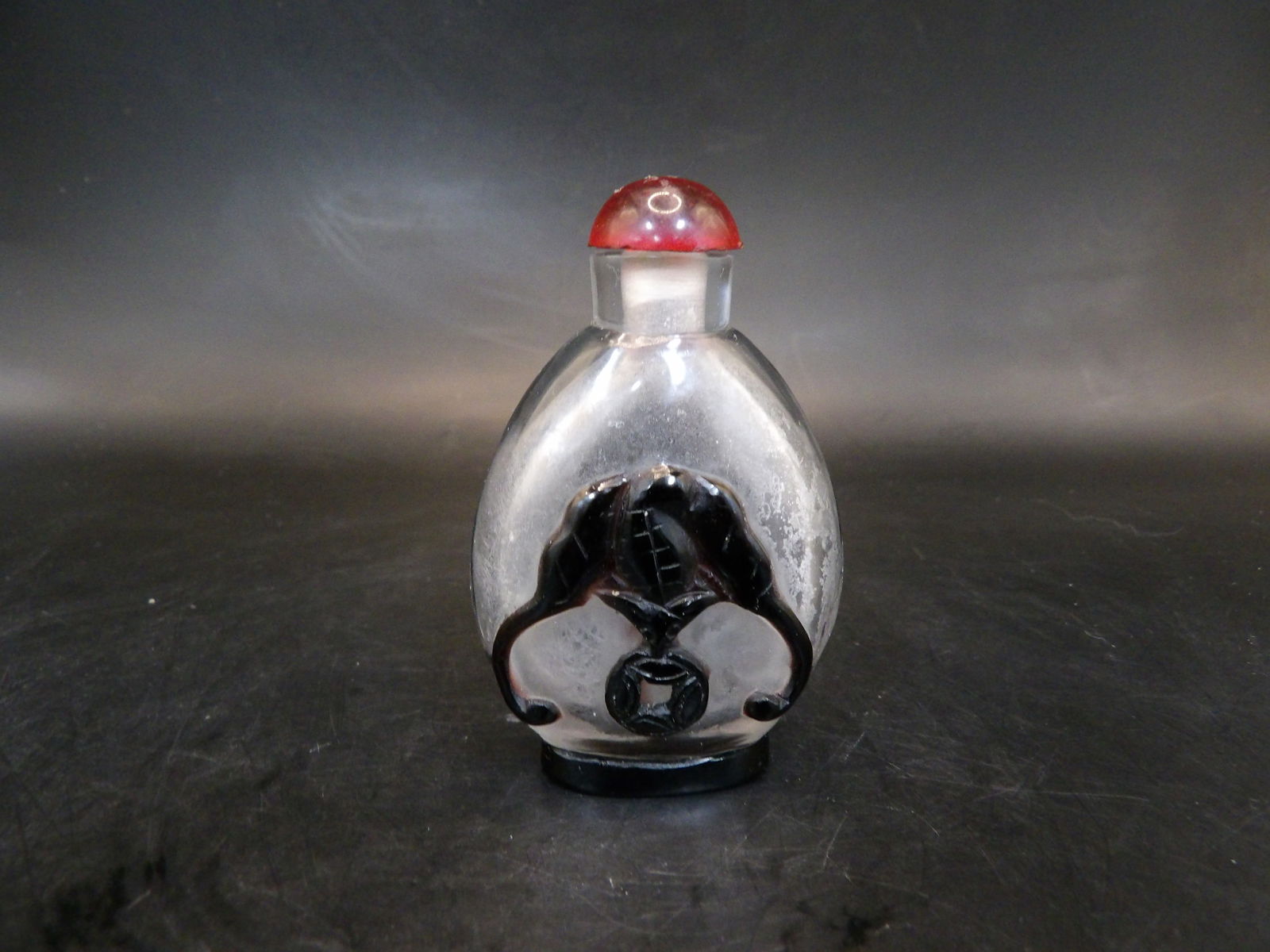 Chinese overlay glass snuff bottle with bat motif: 2.3 inches height.