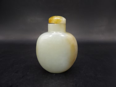 well hollowed Chinese nephrite jade carved snuff bottle