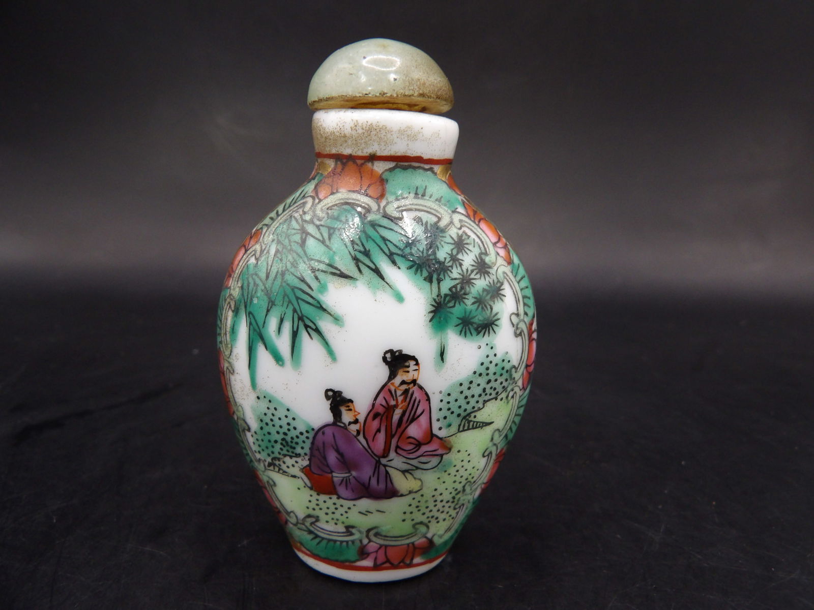 Chinese famille rose porcelain snuff bottle with Qing dynasty Qianlong mark: 2.4 inches height.