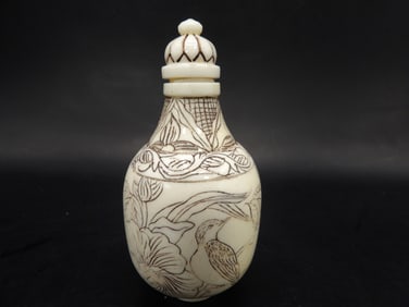 antique Chinese carved snuff bottle with Qing dynasty mark - No Export