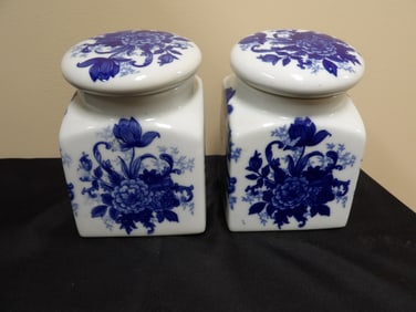 lot of 2 Chinese blue and white porcelain decorative jars with floral motifs
